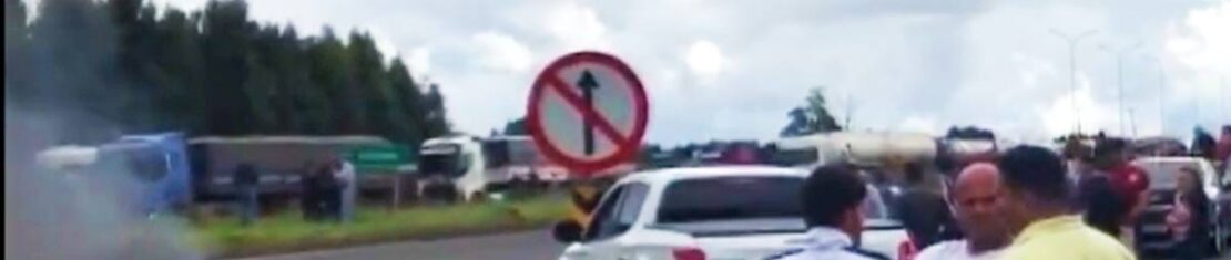 Imagem mostra bloqueios realizados por bolsonaristas no Paraná.