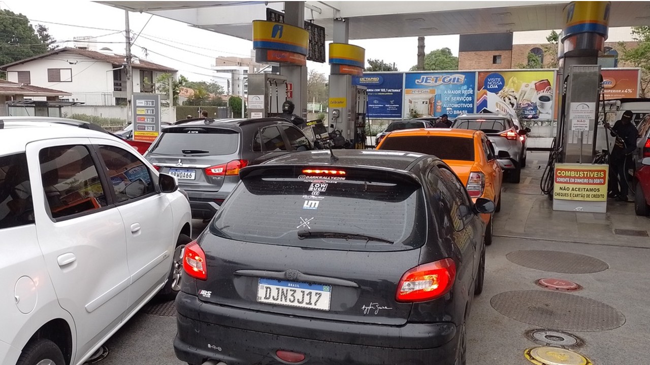 fila posto combustivel ahu