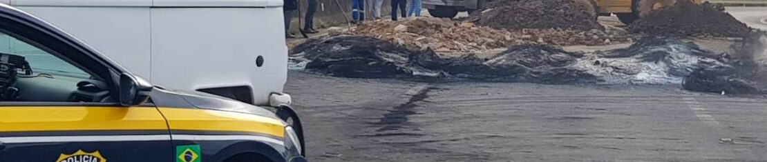 Imagem mostra um dos bloqueios ilegais no Paraná sendo desmontado