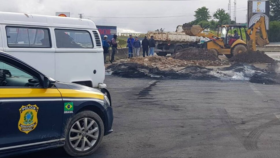 Imagem mostra um dos bloqueios ilegais no Paraná sendo desmontado