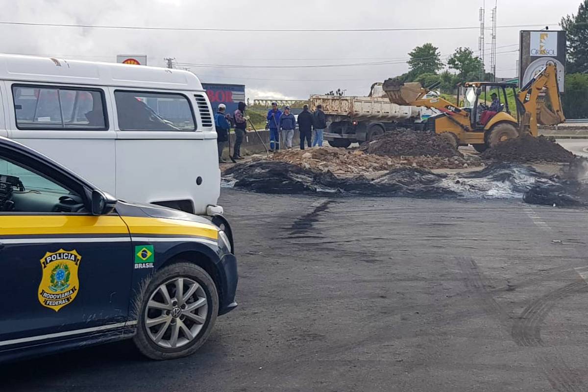 Imagem mostra um dos bloqueios ilegais no Paraná sendo desmontado