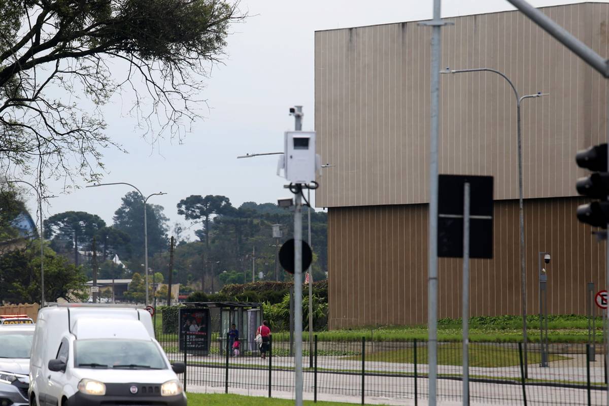Imagem mostra um radar que detecta veículos barulhentos.