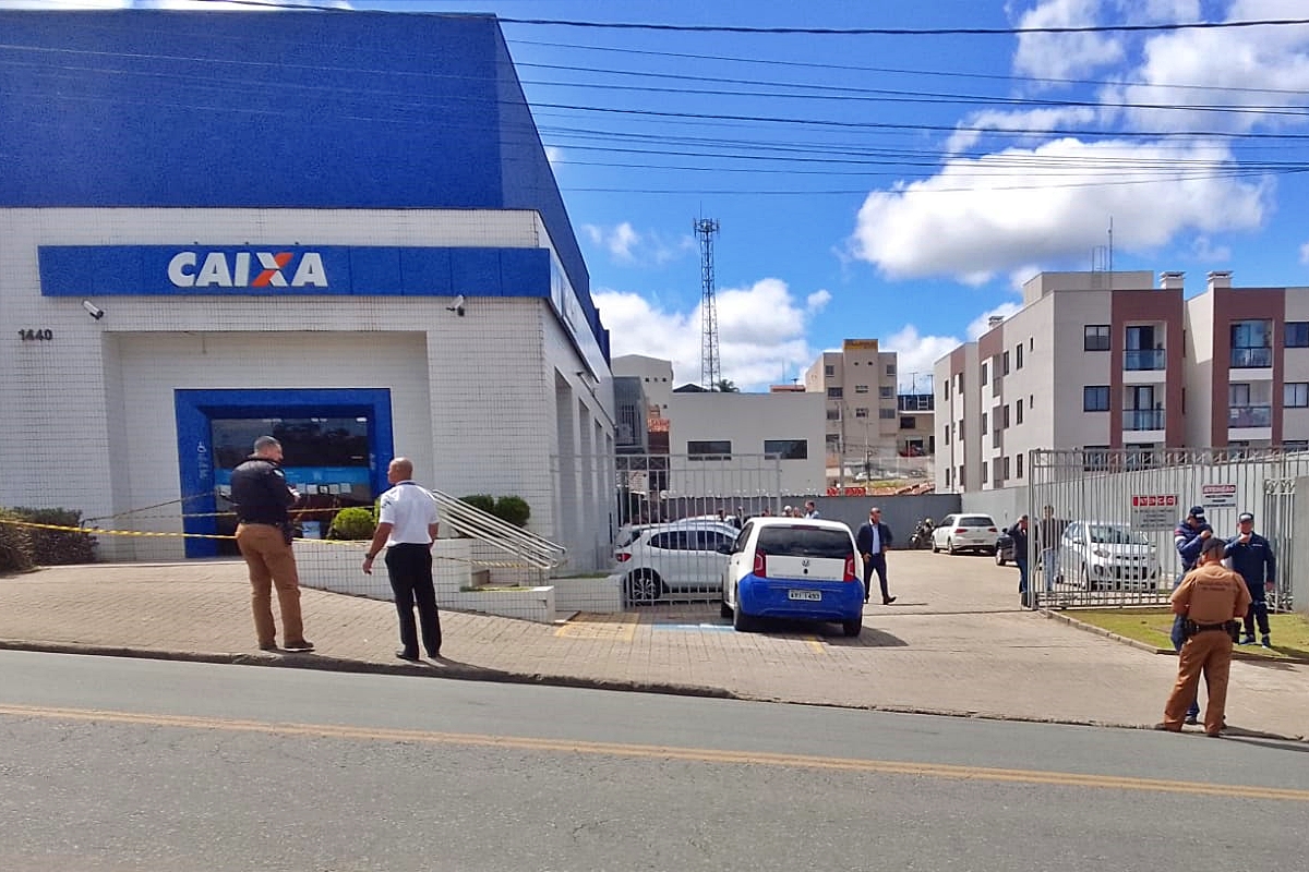 Polícia isola agência da Caixa na RMC por suspeita de bomba e descobre despacho na porta