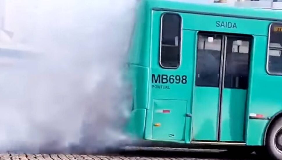 Imagem mostra o ônibus que espalhou muita fumaça por Curitiba