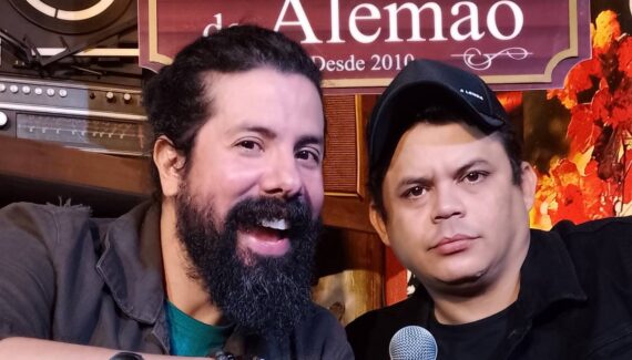 Imagem mostra os comediantes Emerson Ceará e Eduardo Jericó