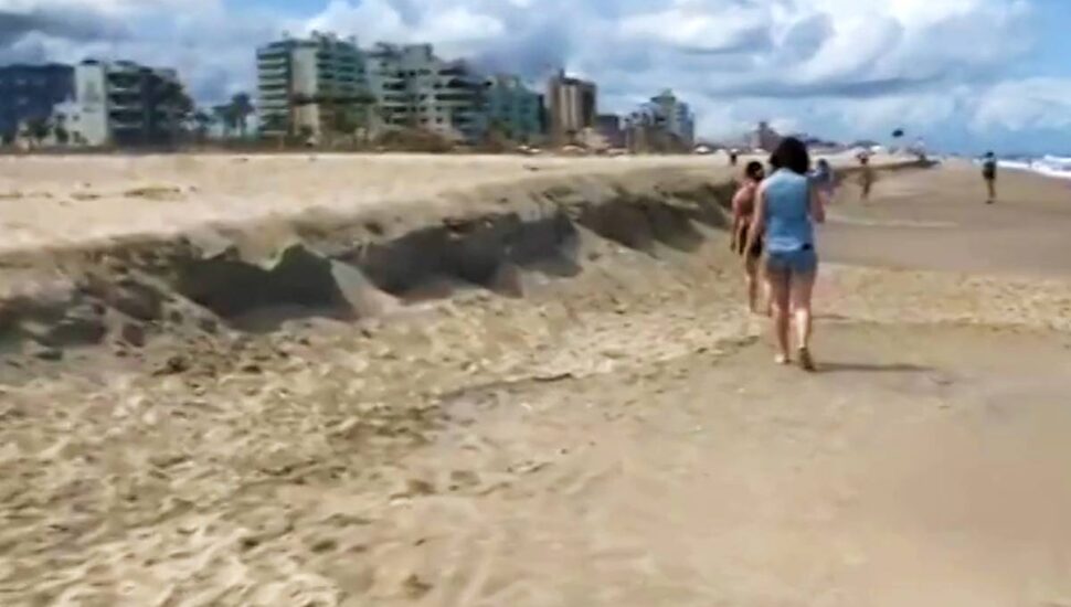 Imagem mostra o degrau quye surgiu em Caiobá, após uma ressaca.