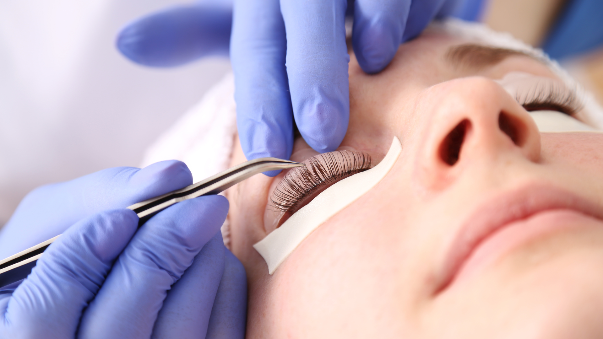 O lash lifting é um procedimento simples, pois não usa cola e os produtos são laváveis | Foto: Shutterstock