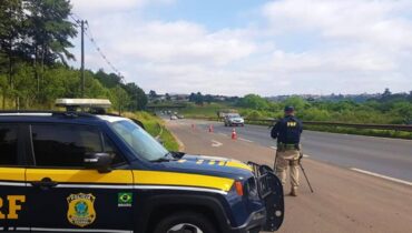 Imagem mostra uma viatura da PRF em patrulhamento no Paraná.