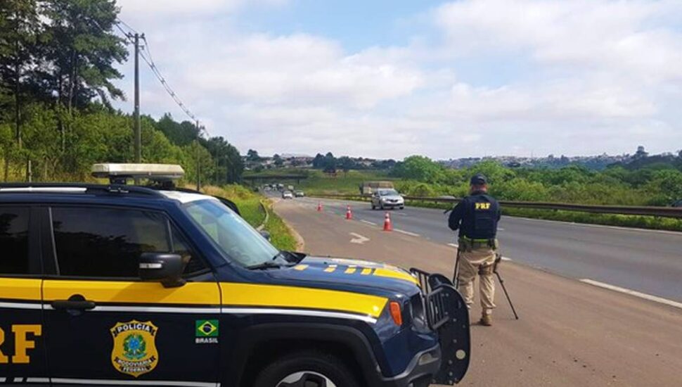 Imagem mostra uma viatura da PRF em patrulhamento no Paraná.