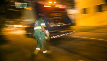 caminhão lixo acidente