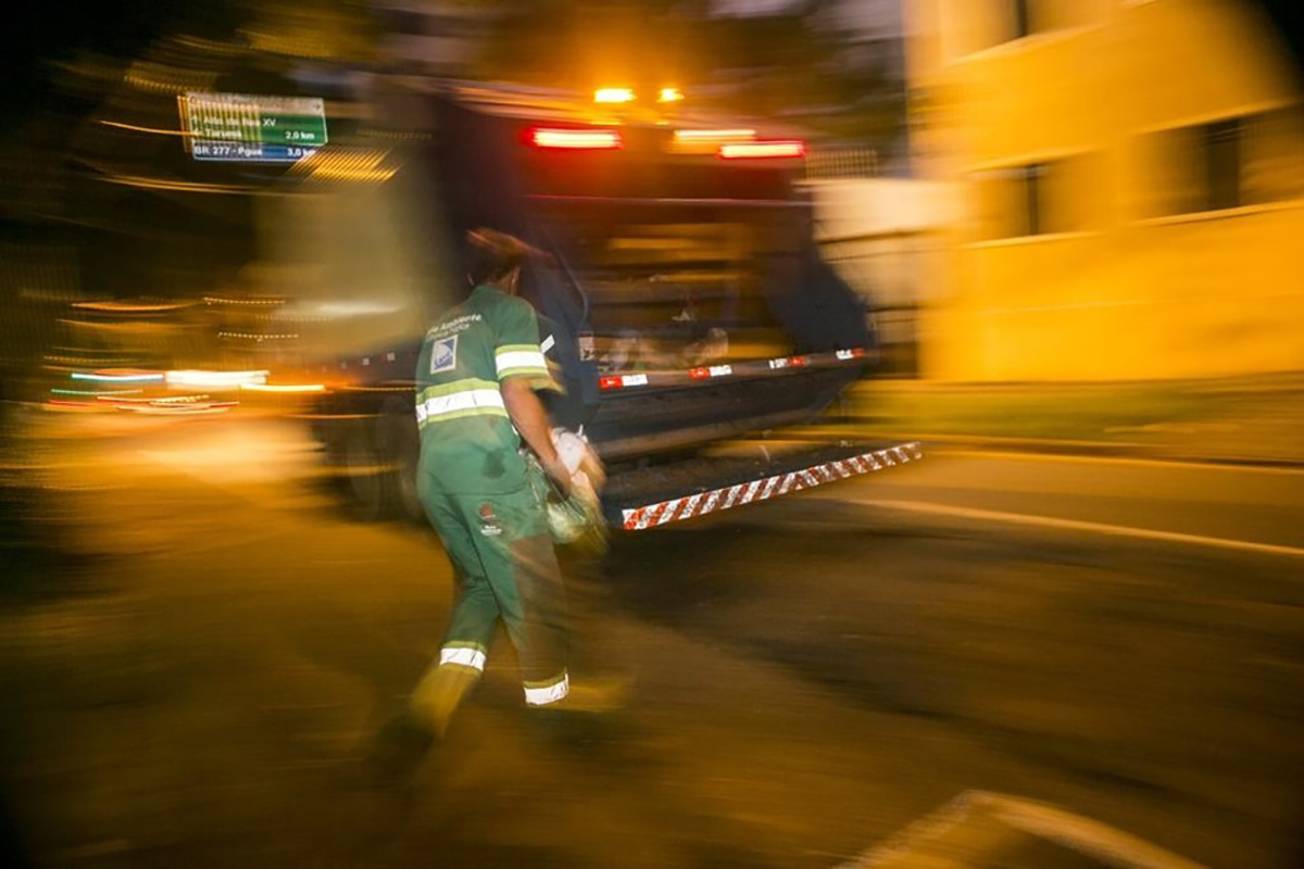 caminhão lixo acidente