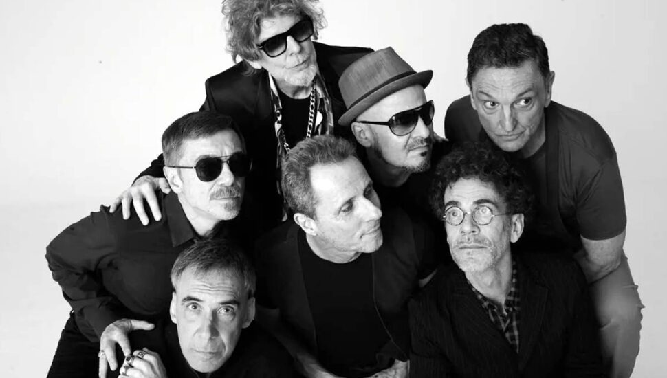 Imagem mostra a formação original da banda Titãs, que volta em comemoração.