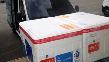 Caixas com doses de vacinas