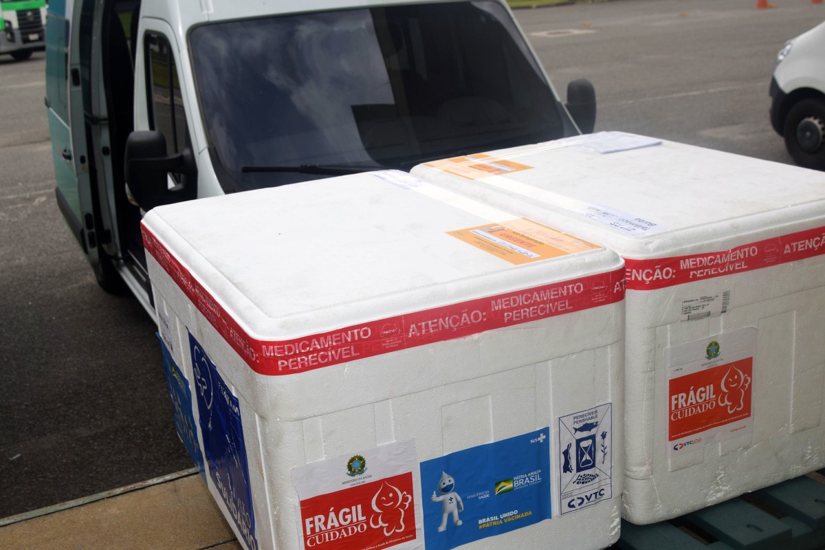 Caixas com doses de vacinas