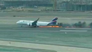 Imagem mostra o momento do impacto e a asa direita do avião em chamas, além de muita fumaça