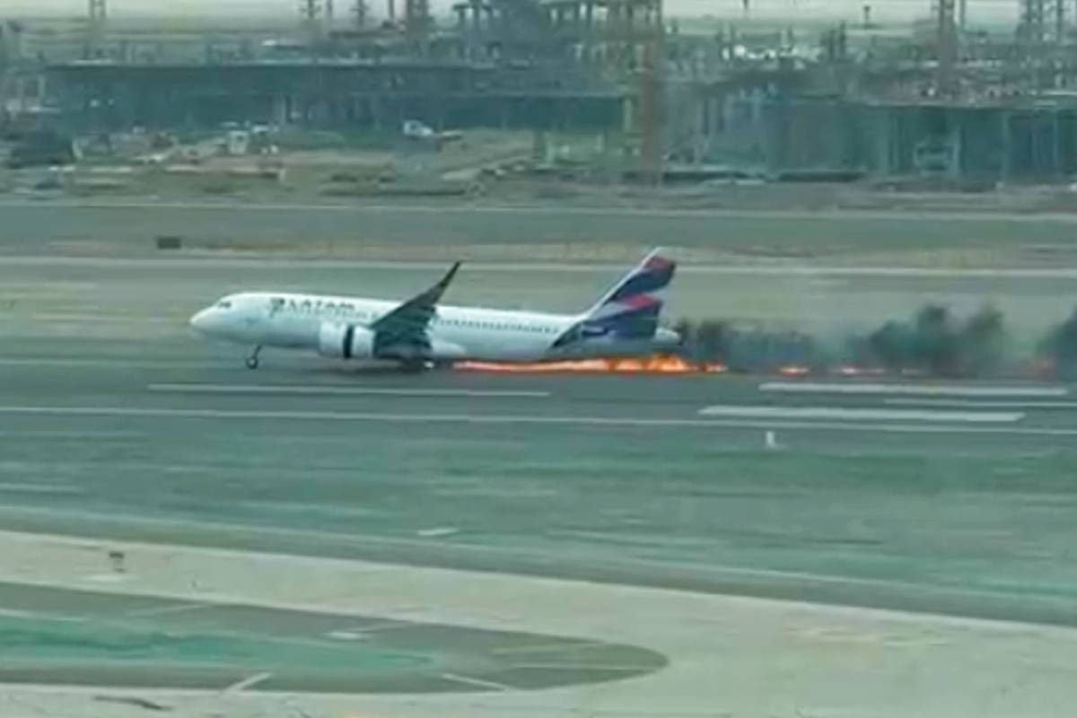 Imagem mostra o momento do impacto e a asa direita do avião em chamas, além de muita fumaça