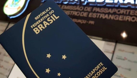 Imagem mostra um passaporte brasileiro