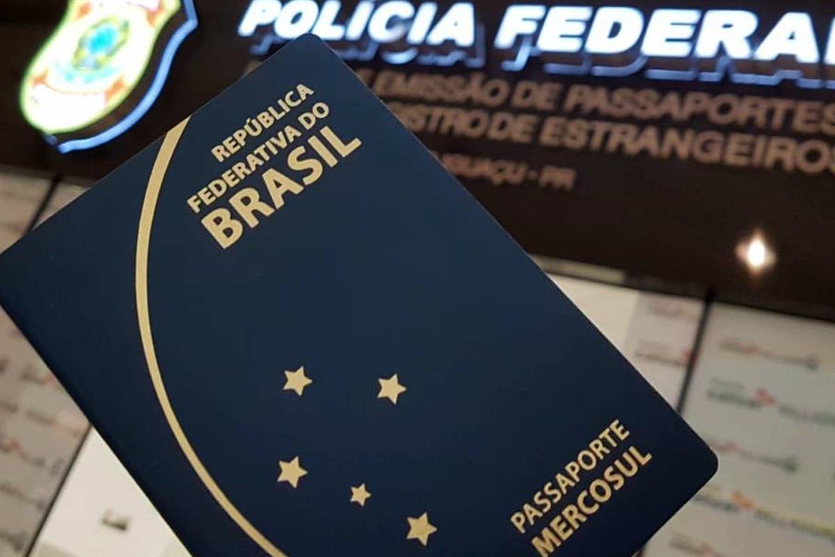 Imagem mostra um passaporte brasileiro