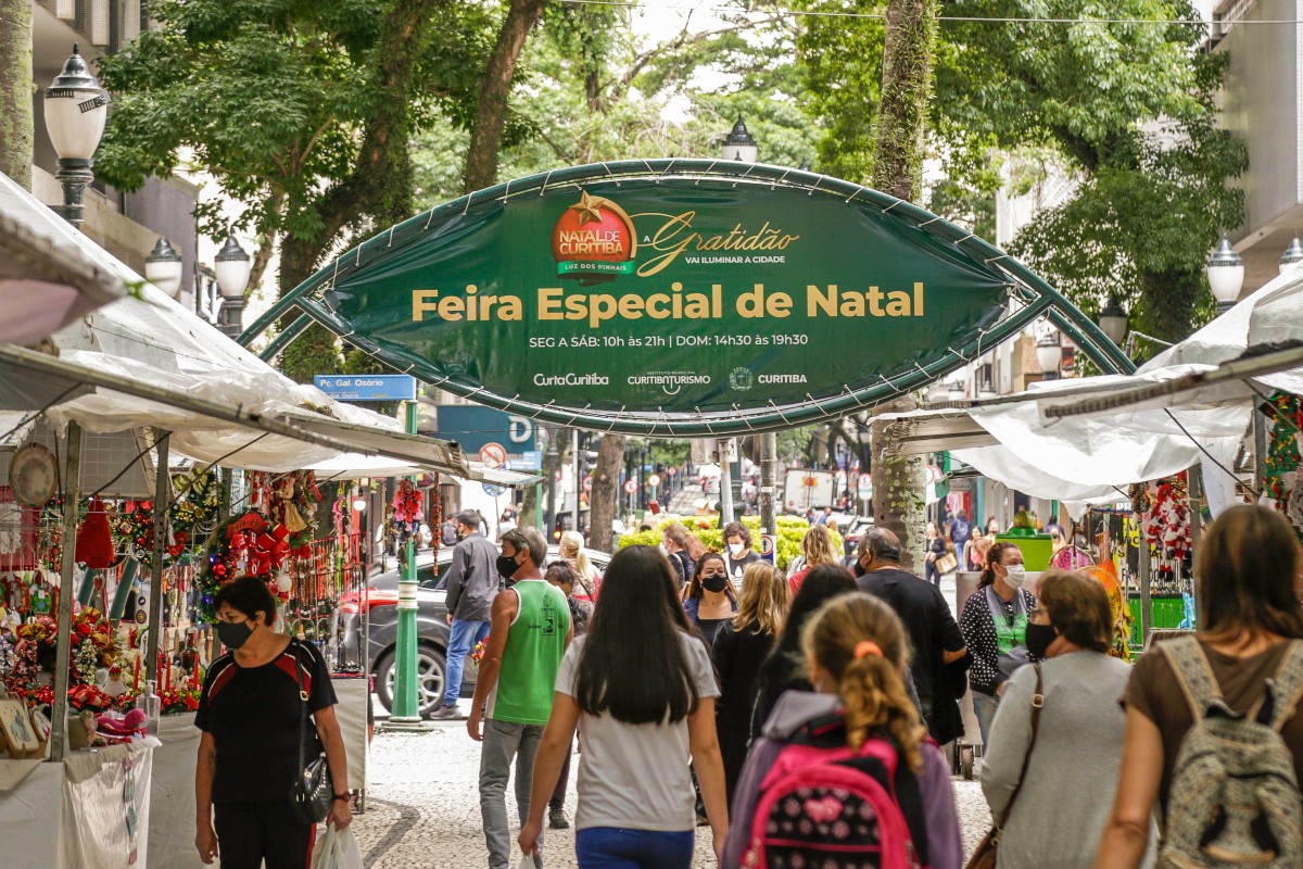 Praça Osório em Curitiba com feira de Natal