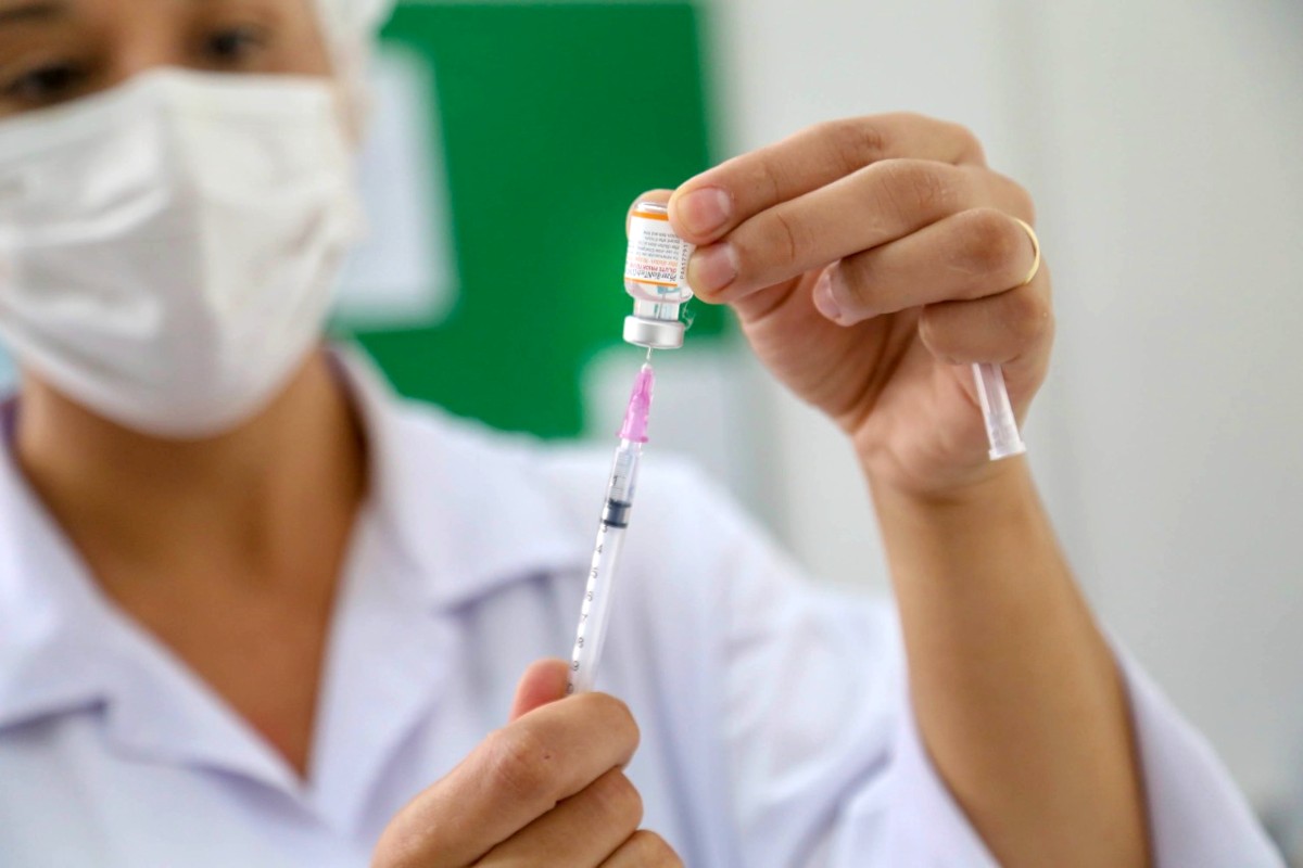 Preparo de dose para vacinação contra a covid-19