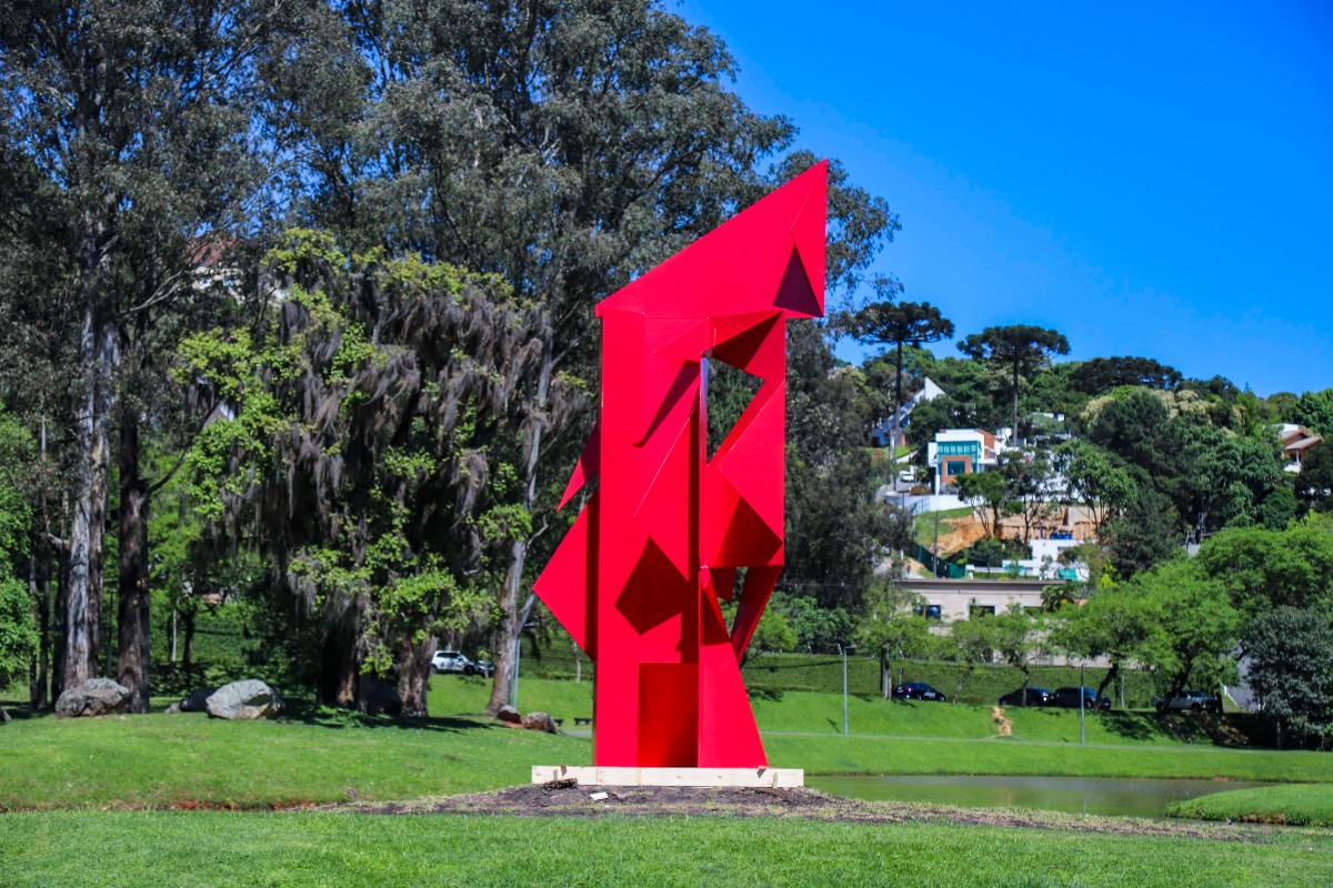 escultura vermelha de oito metros de altura