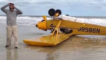 Imagem mostra o avião que caiu em uma praia dos Estados unidos.