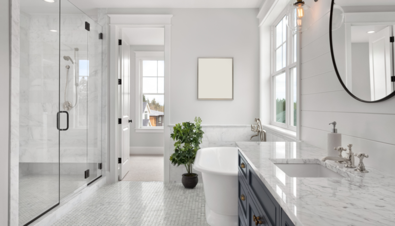 O branco e tons mais claros dão a sensação de limpeza e higiene aos banheiros | Foto: Shutterstock