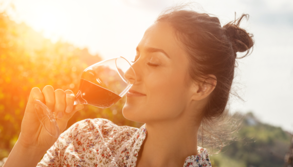 O jeito correto de segurar uma taça de vinho é pela haste | Foto: Shutterstock