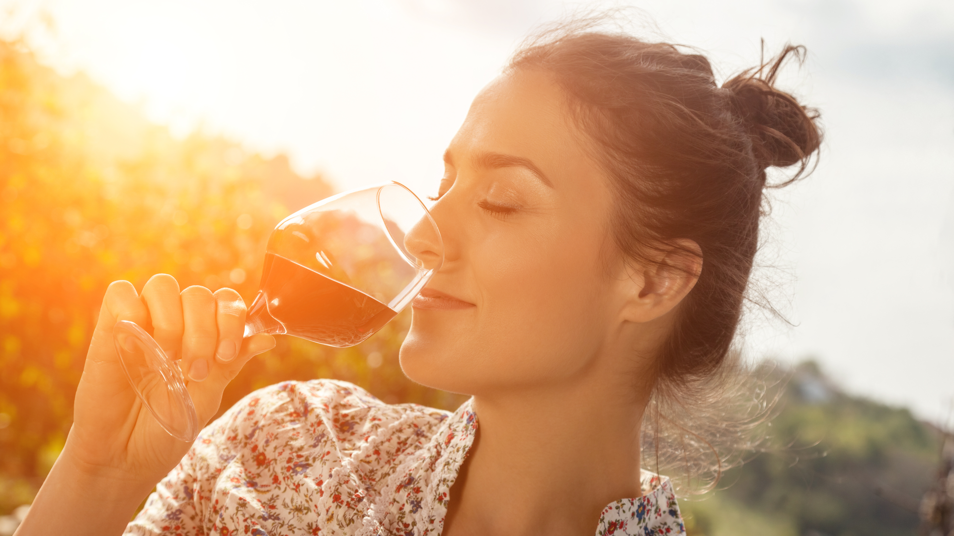 O jeito correto de segurar uma taça de vinho é pela haste | Foto: Shutterstock