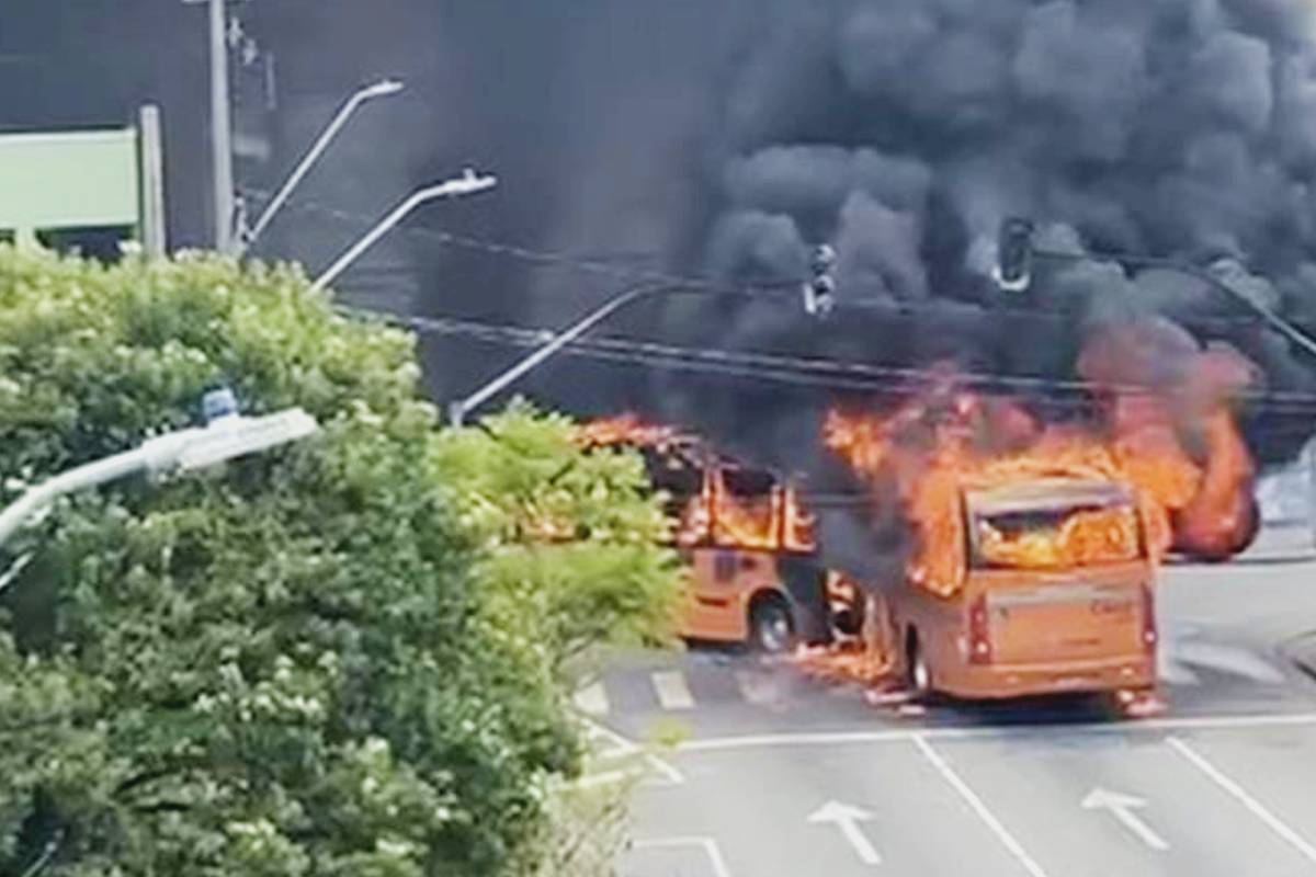 Imagem mostra um ônibus de Curitiba incendiado durante protesto