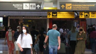 Imagem mostra passageiros usando máscaras no aeroporto Afonso Pena