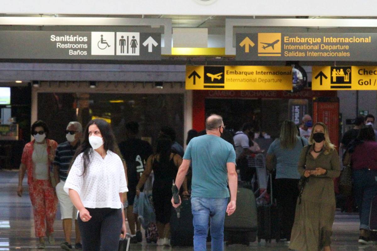 Imagem mostra passageiros usando máscaras no aeroporto Afonso Pena