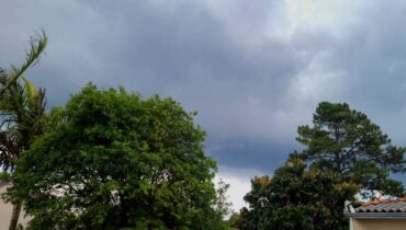 Imagem mostra o tempo fechando em Curitiba.