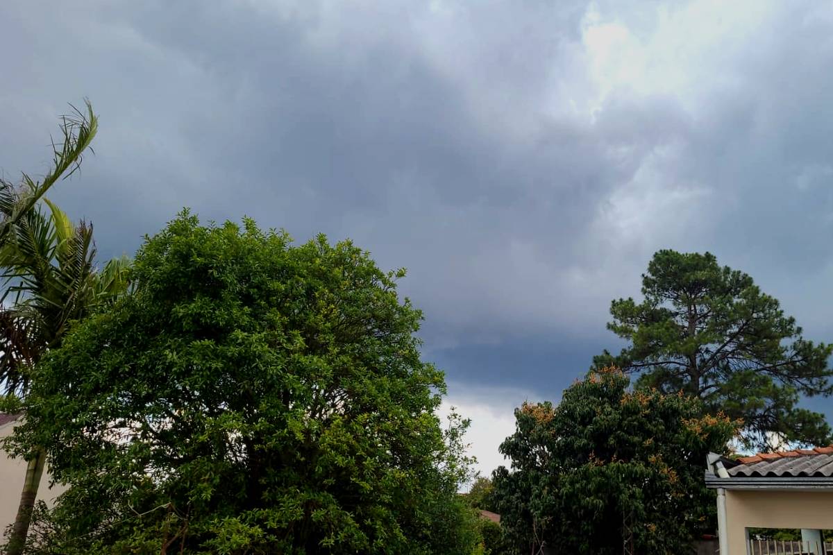 Imagem mostra o tempo fechando em Curitiba.