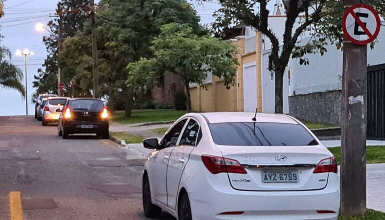 Imagem mostra um carro estacionado em local proibido perto da Praça Abílio de Abreu, em Curitiba.