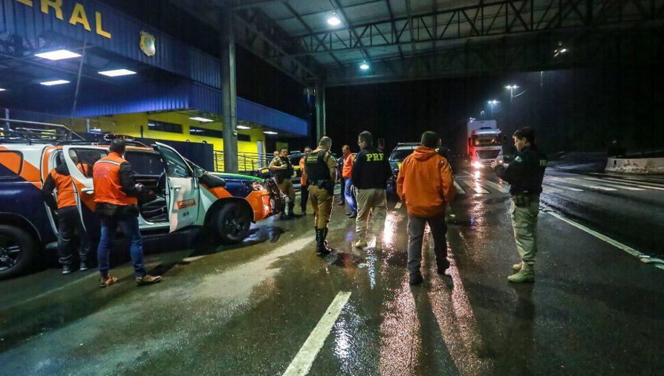 Imagem mostra a equipe de trabalho que atende o deslizamento na BR-376