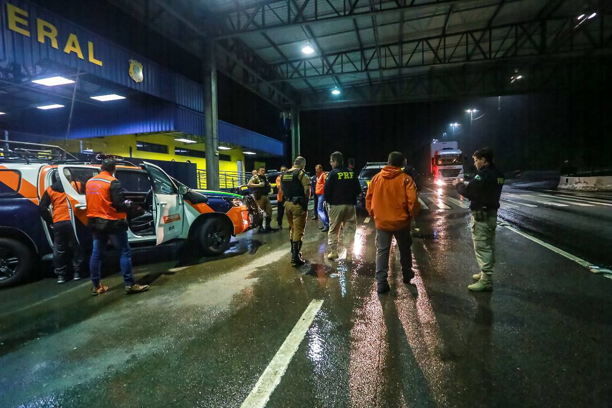 Imagem mostra a equipe de trabalho que atende o deslizamento na BR-376