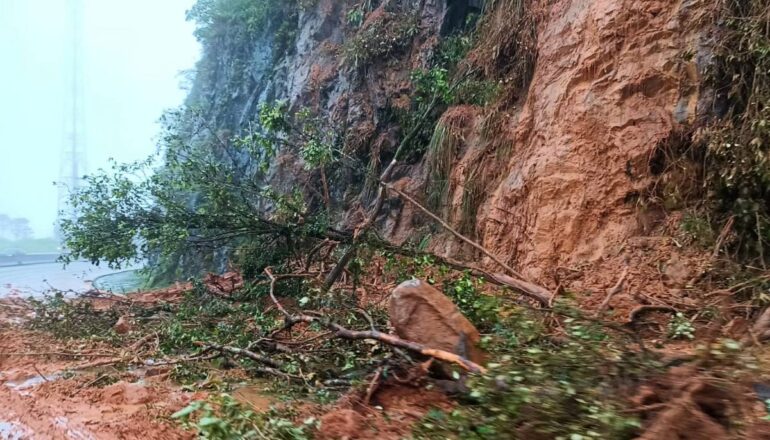 Imagem mostra um trecho da BR-277 que teve deslizamento de terra