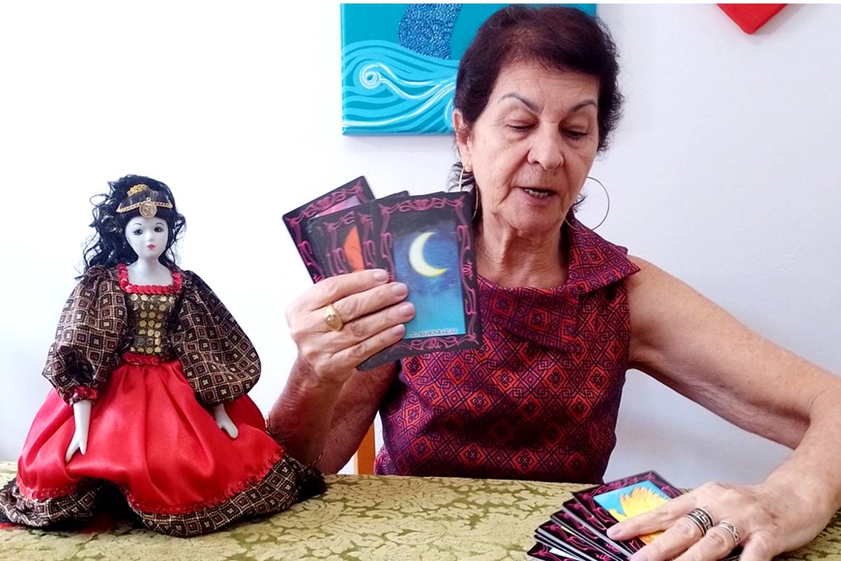 Imagem mostra a taróloga Tânia, de Curitiba