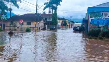 Rua alagada em Morretes