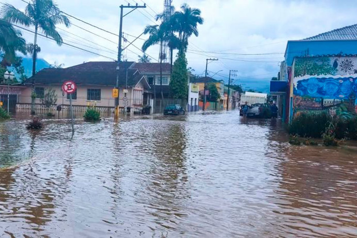 Rua alagada em Morretes