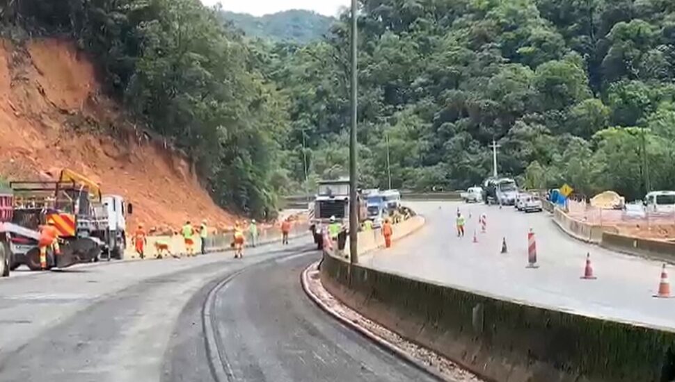 Vídeo! BR376 no Paraná segue bloqueada no mínimo até terçafeira