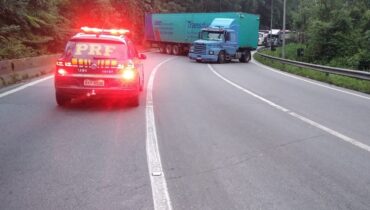 caminhão bloqueia pistas da BR-376