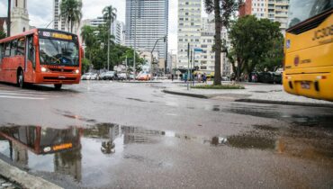 Imagem mostra o dia após o temporal em Curitiba