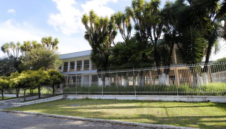 Imagem mostra a antiga sede da Federação Paranaense de Futebol, que está sendo demolida.