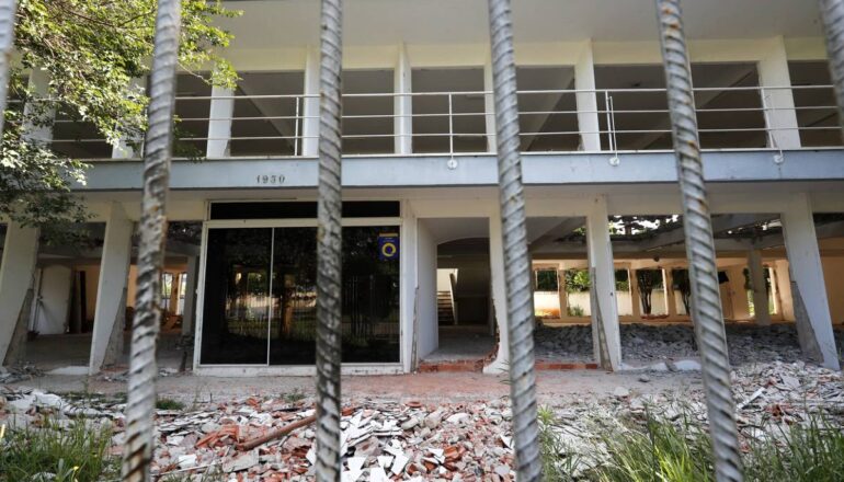 Imagem mostra a antiga sede da Federação Paranaense de Futebol, que está sendo demolida.