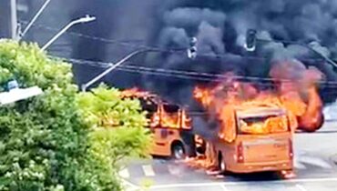 Imagem mostra o ônibus que foi incendiado em protesto.