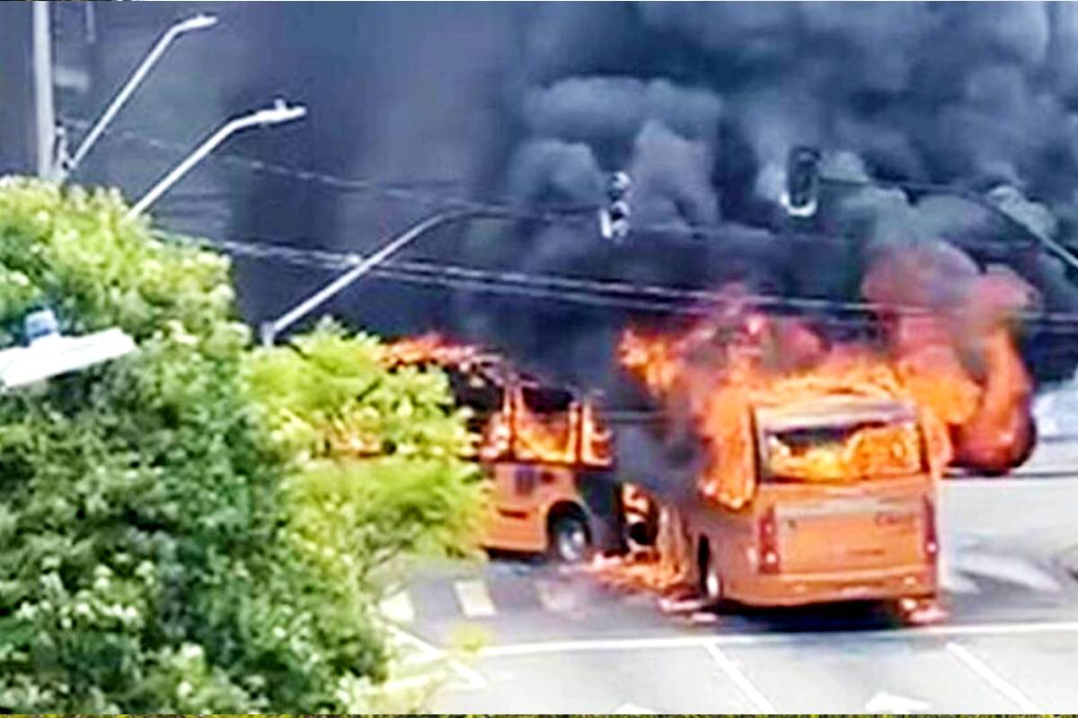 Imagem mostra o ônibus que foi incendiado em protesto.