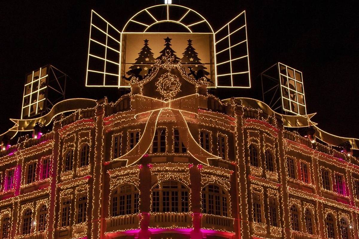 Imagem mostra a fachada do Palácio Avenida, que está decorado para a apresentação do Natal em Curitiba.