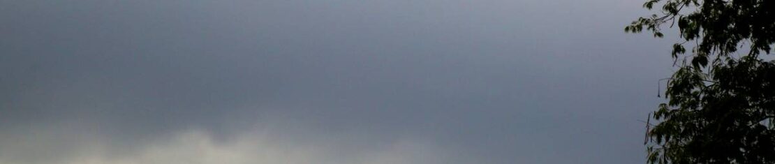 Imagem mostra o céu fechado em Curitiba por causa de um alerta de temporal.